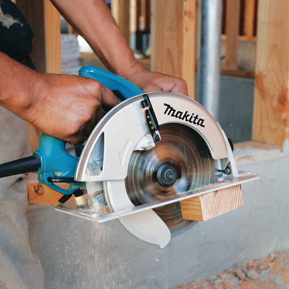 Makita 5007NK Powerful 15 Amp motor 7-1/4-Inch Corded Circular Saw